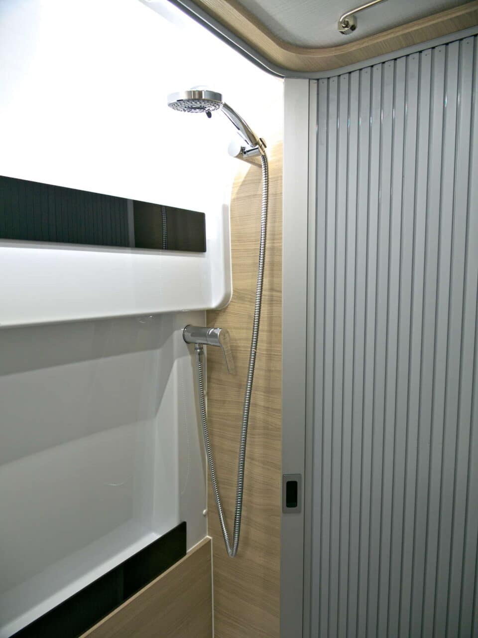 Forster Flip FV 599 VB5 (2025): kompakter Campervan für Campingtrips mit der Familie 15 forster flip fv 599 bad 4