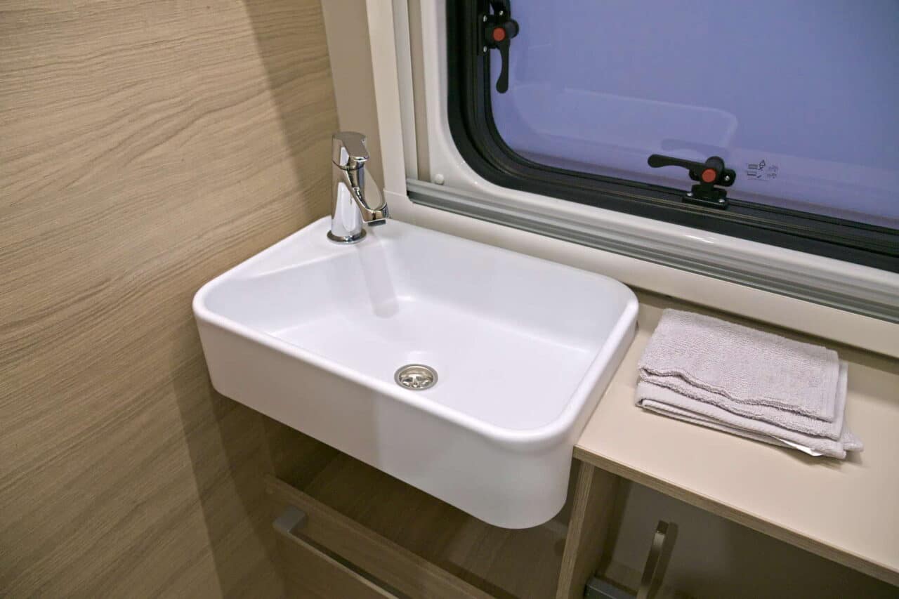 Forster Flip FV 599 VB5 (2025): kompakter Campervan für Campingtrips mit der Familie 19 forster flip fv 599 bad 5