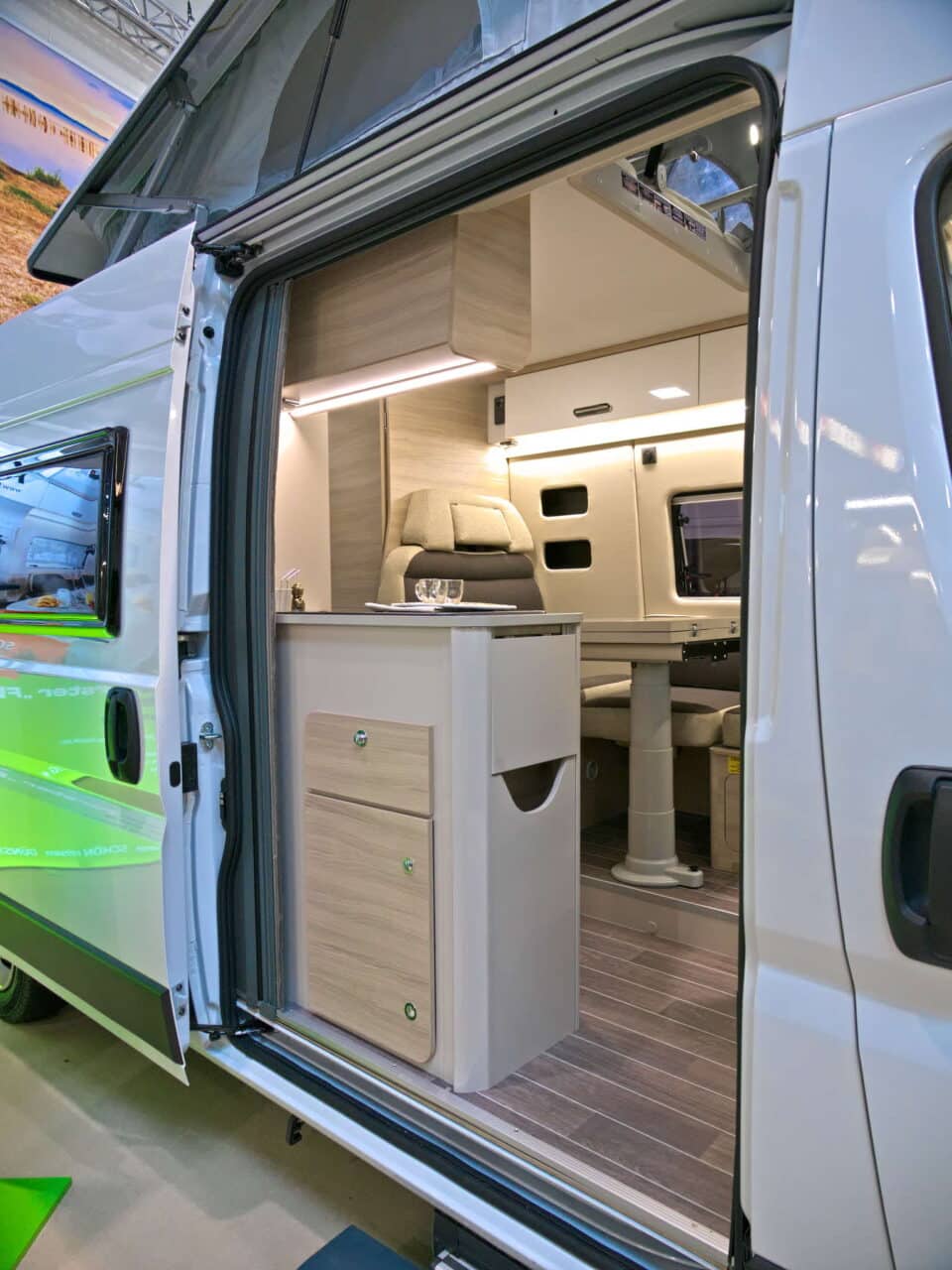 Forster Flip FV 599 VB5 (2025): kompakter Campervan für Campingtrips mit der Familie 2 forster flip fv 599 innen