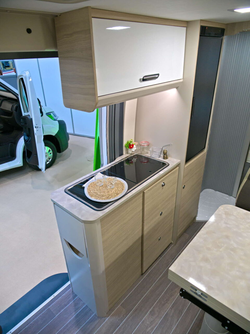 Forster Flip FV 599 VB5 (2025): kompakter Campervan für Campingtrips mit der Familie 13 forster flip fv 599 kueche 2
