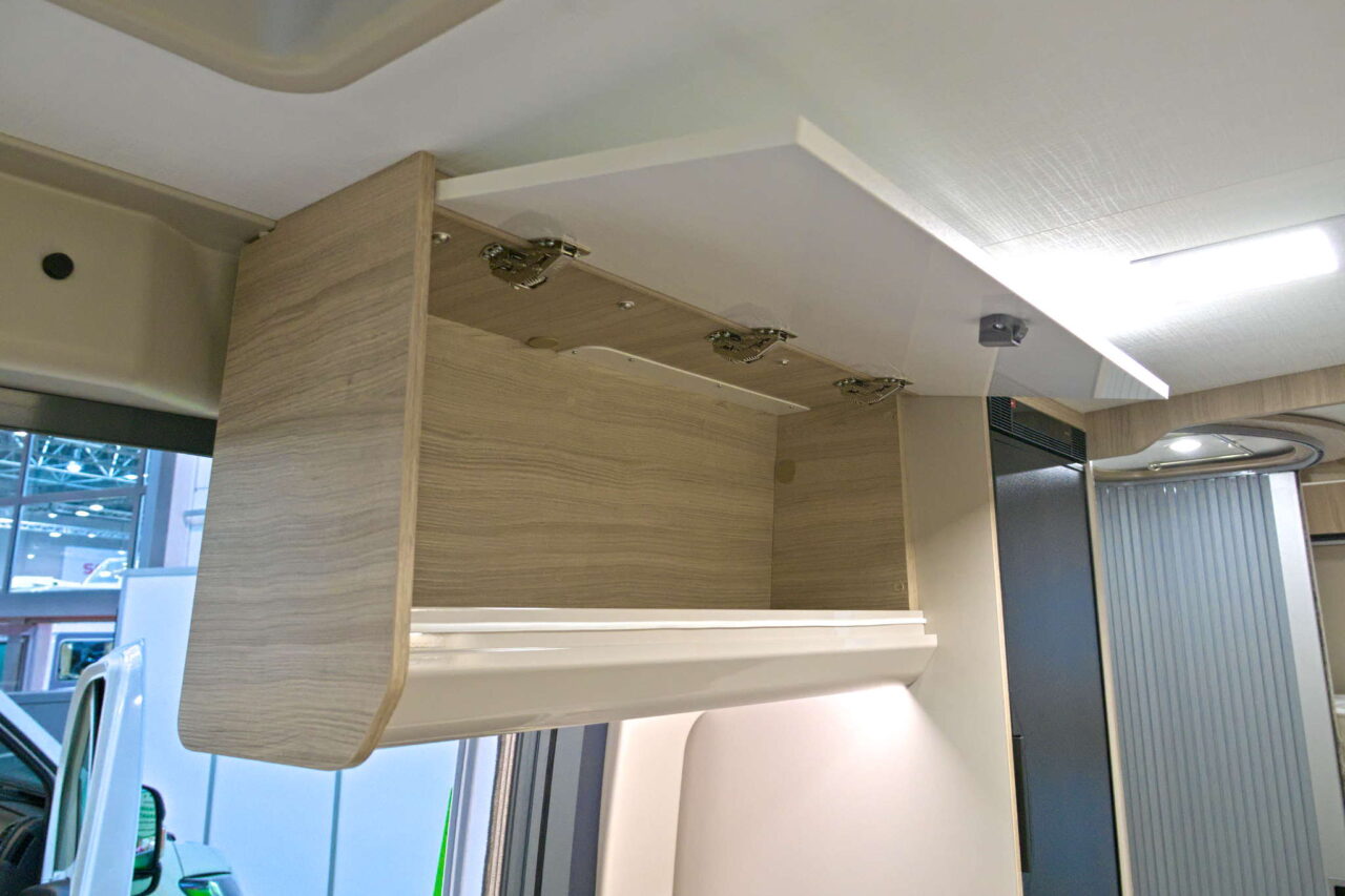 Forster Flip FV 599 VB5 (2025): kompakter Campervan für Campingtrips mit der Familie 20 forster flip fv 599 schrank