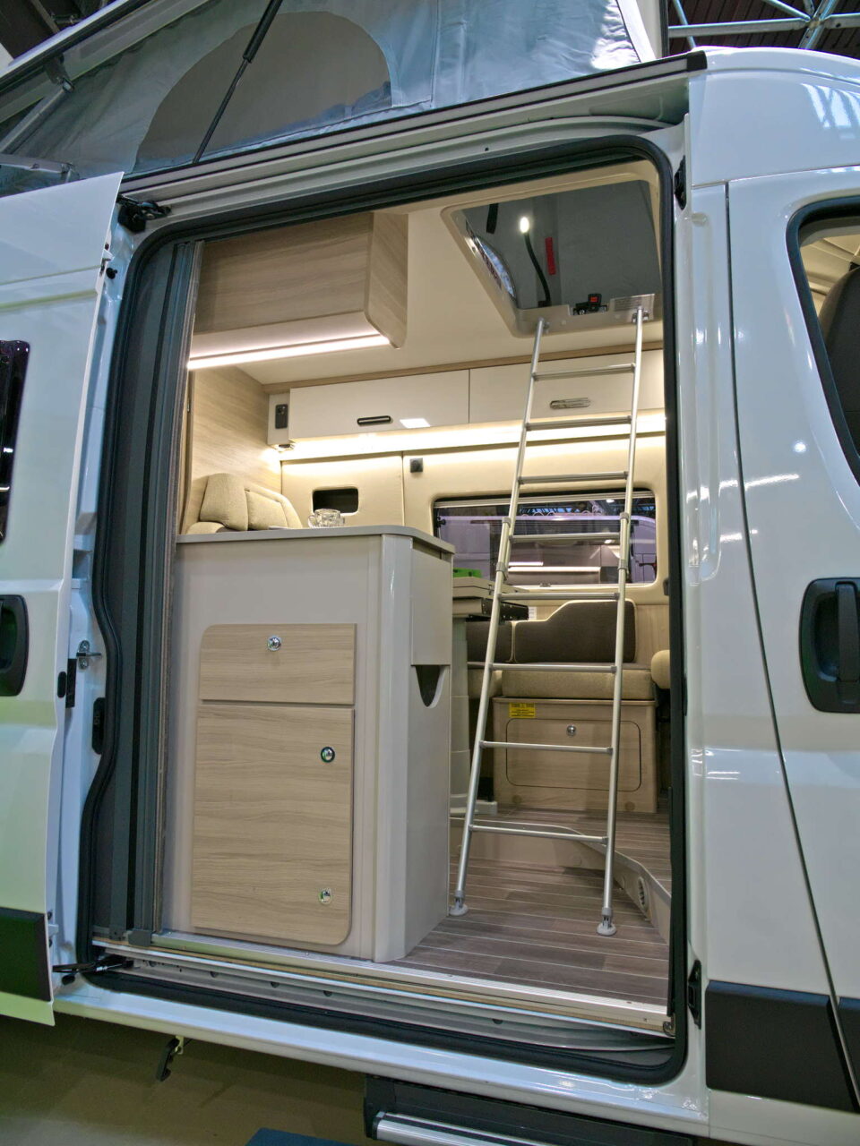 Forster Flip FV 599 VB5 (2025): kompakter Campervan für Campingtrips mit der Familie 7 forster flip fv 599 vb5 bett leiter