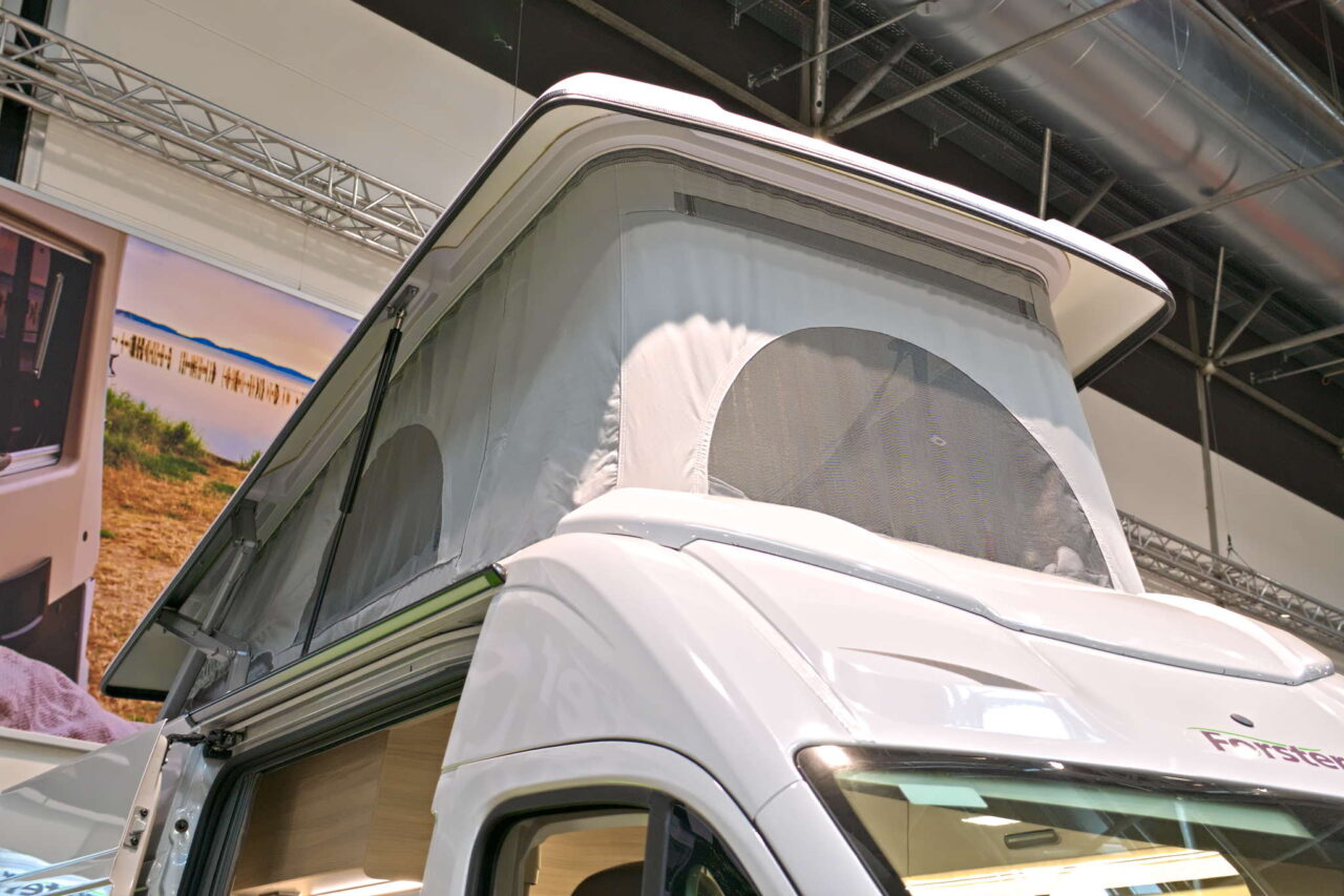 Forster Flip FV 599 VB5 (2025): kompakter Campervan für Campingtrips mit der Familie 6 forster fv 599 vb5 bett aufstelldach 2