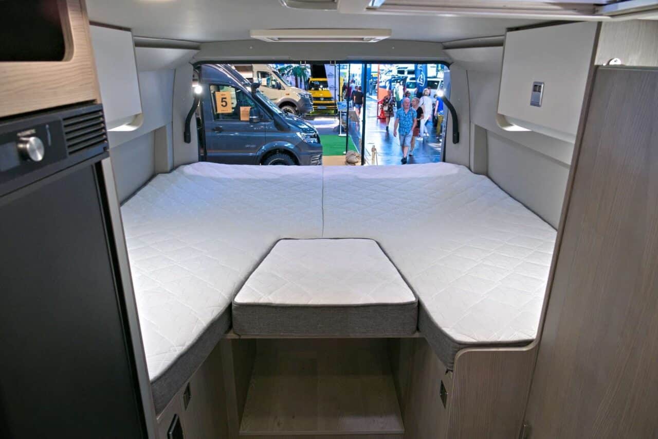 FurgoK X-Sportlong 600 (2025) - Praktischer Kastenwagen mit viel Stauraum und genialer Klappdusche 6 furgok x sportlong 600 2025 bett mit stauraum caravan salon 2024 c jalil landero flores