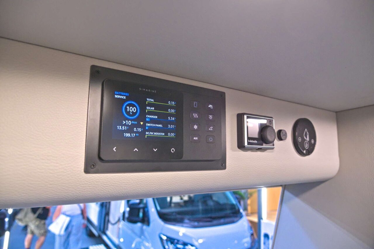 FurgoK X-Sportlong 600 (2025) - Praktischer Kastenwagen mit viel Stauraum und genialer Klappdusche 13 furgok x sportlong 600 2025 bordcomputer caravan salon 2024 c jalil landero flores