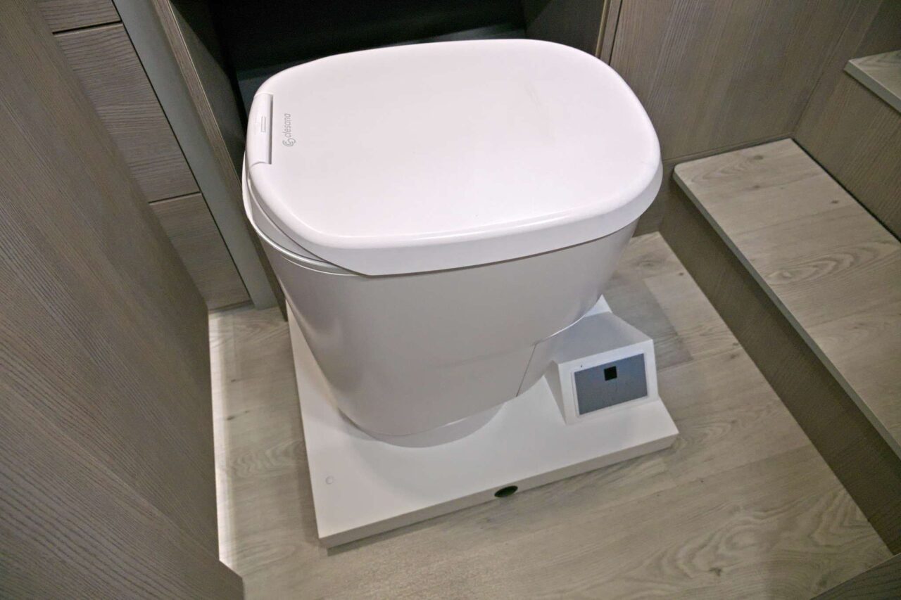 FurgoK X-Sportlong 600 (2025) - Praktischer Kastenwagen mit viel Stauraum und genialer Klappdusche 12 furgok x sportlong 600 2025 chemietoilette mit auszug caravan salon 2024 c jalil landero flores