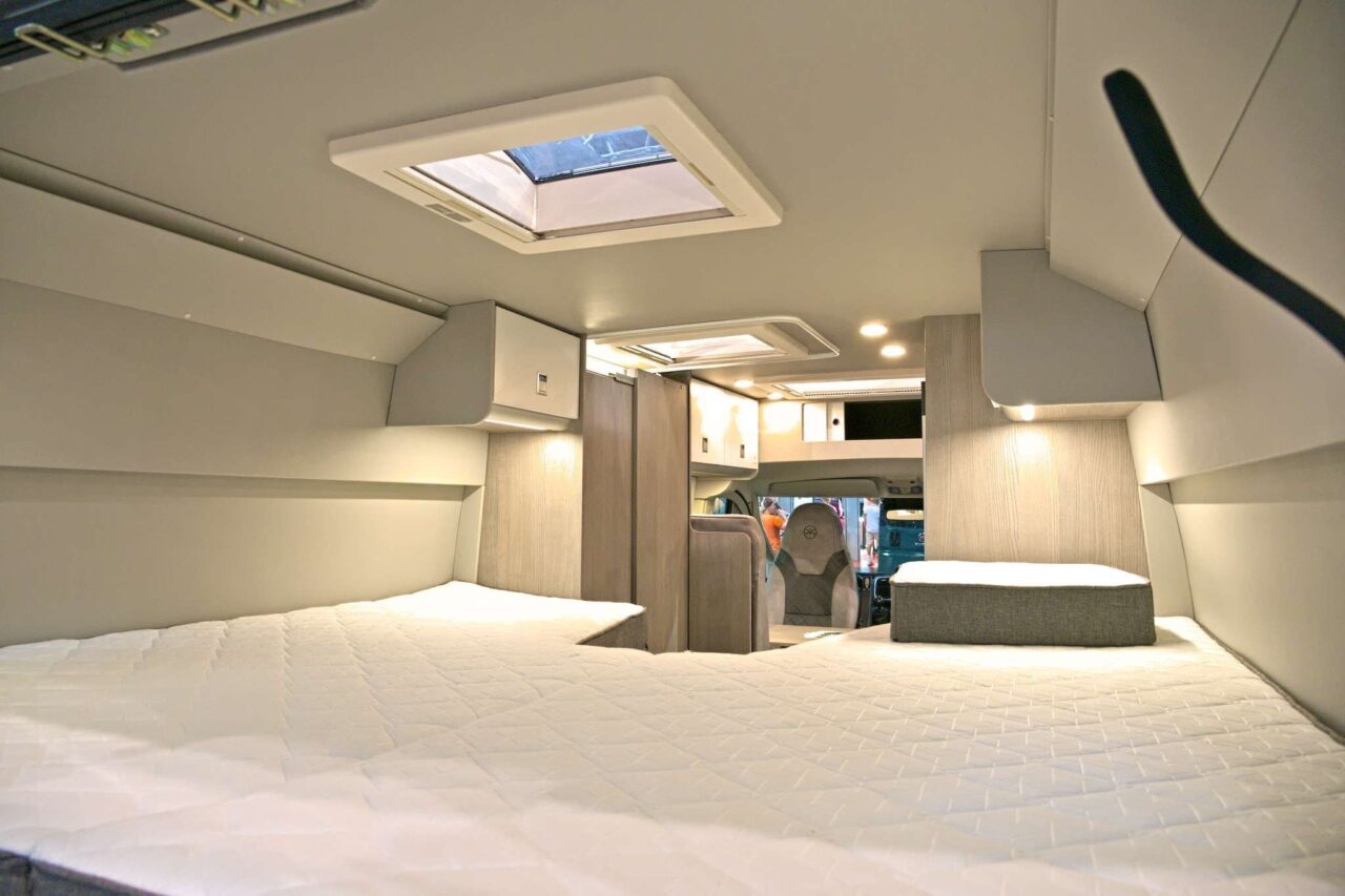 FurgoK X-Sportlong 600 (2025) - Praktischer Kastenwagen mit viel Stauraum und genialer Klappdusche 5 furgok x sportlong 600 2025 grosses bett caravan salon 2024 c jalil landero flores