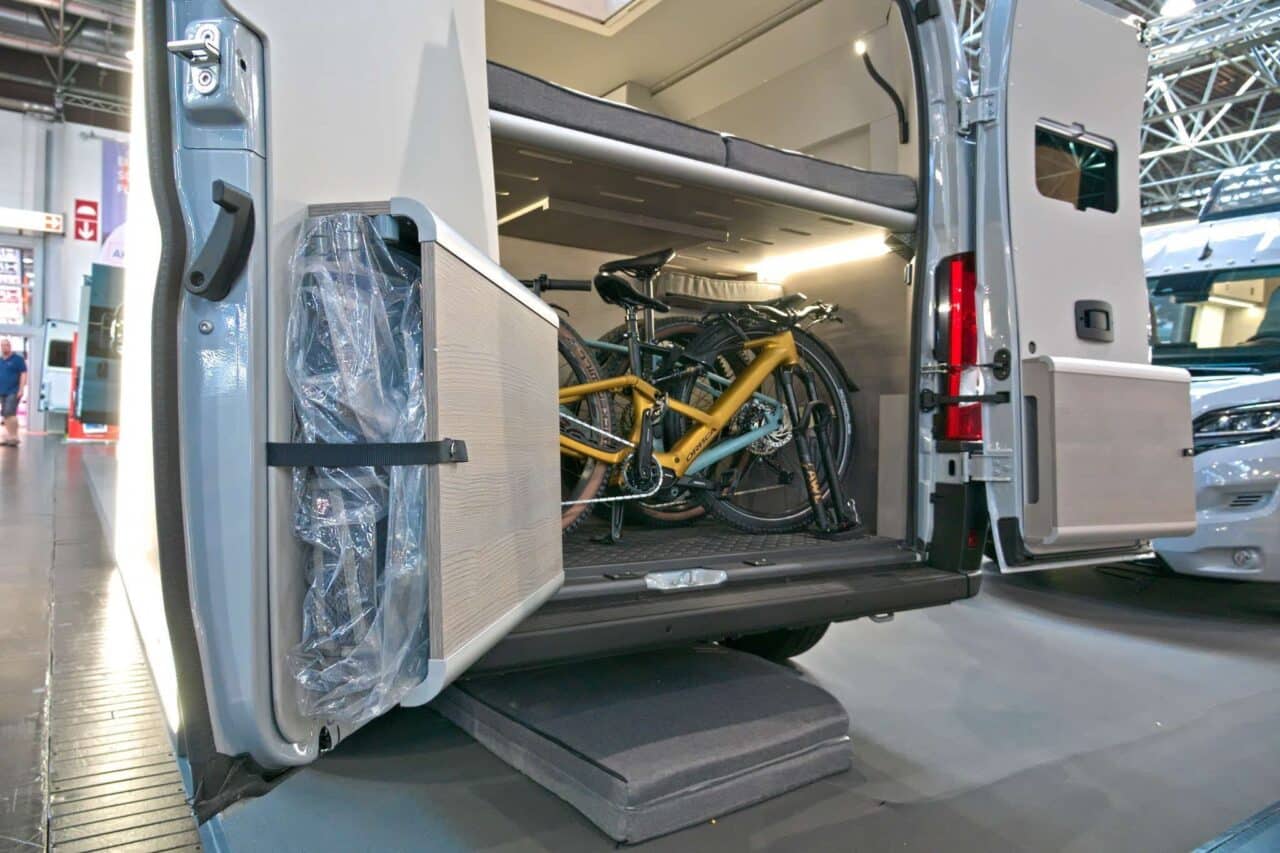 FurgoK X-Sportlong 600 (2025) - Praktischer Kastenwagen mit viel Stauraum und genialer Klappdusche 4 furgok x sportlong 600 2025 heckgarage unter bett caravan salon 2024 c jalil landero flores