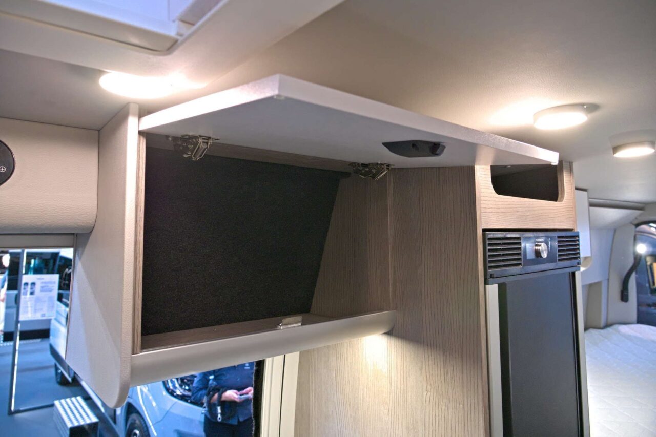 FurgoK X-Sportlong 600 (2025) - Praktischer Kastenwagen mit viel Stauraum und genialer Klappdusche 15 furgok x sportlong 600 2025 oberschrank caravan salon 2024 c jalil landero flores