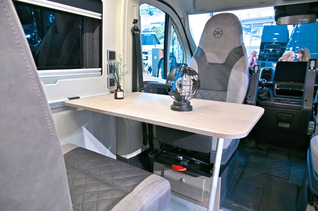 FurgoK X-Sportlong 600 (2025) - Praktischer Kastenwagen mit viel Stauraum und genialer Klappdusche 3 furgok x sportlong 600 2025 sitzgruppe caravan salon 2024 c jalil landero flores