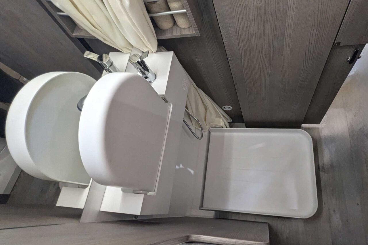 FurgoK X-Sportlong 600 (2025) - Praktischer Kastenwagen mit viel Stauraum und genialer Klappdusche 9 furgok x sportlong 600 caravan salon 2024 bad duschwanne