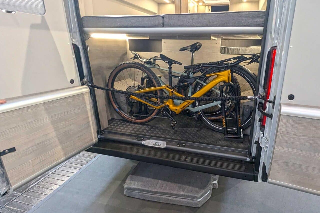FurgoK X-Sportlong 600 (2025) - Praktischer Kastenwagen mit viel Stauraum und genialer Klappdusche 16 furgok x sportlong 600 caravan salon 2024 garage