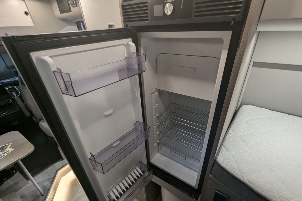 FurgoK X-Sportlong 600 (2025) - Praktischer Kastenwagen mit viel Stauraum und genialer Klappdusche 8 furgok x sportlong 600 caravan salon 2024 kueche kuehlschrank