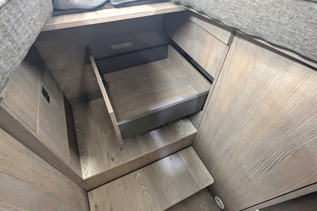 FurgoK X-Sportlong 600 (2025) - Praktischer Kastenwagen mit viel Stauraum und genialer Klappdusche 14 furgok x sportlong 600 caravan salon 2024 stauraum schublade