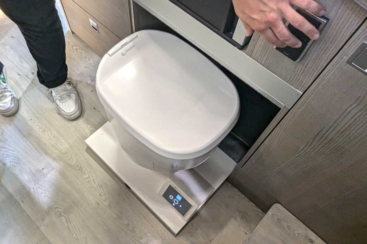 FurgoK X-Sportlong 600 (2025) - Praktischer Kastenwagen mit viel Stauraum und genialer Klappdusche 11 furgok x sportlong 600 caravan salon 2024 trockentoilette