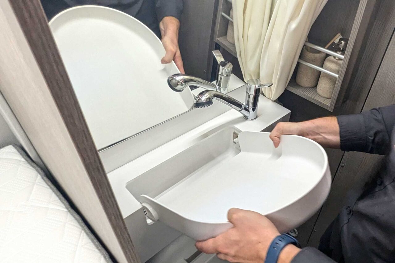 FurgoK X-Sportlong 600 (2025) - Praktischer Kastenwagen mit viel Stauraum und genialer Klappdusche 10 furgok x sportlong 600 caravan salon 2024 waschbecken
