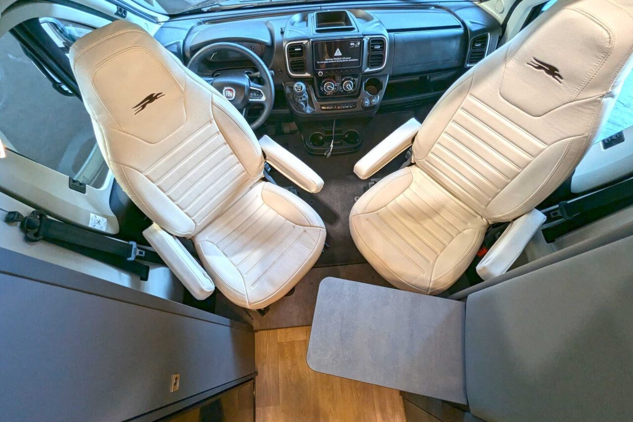 Neuheiten Caravan Salon 2024: Laika Kosmo L 105 - perfekte Kombination aus Kompaktheit und Komfort 1 laika kosmo l 105 caravan salon 2024 sitzgruppe fahrer und beifahrer