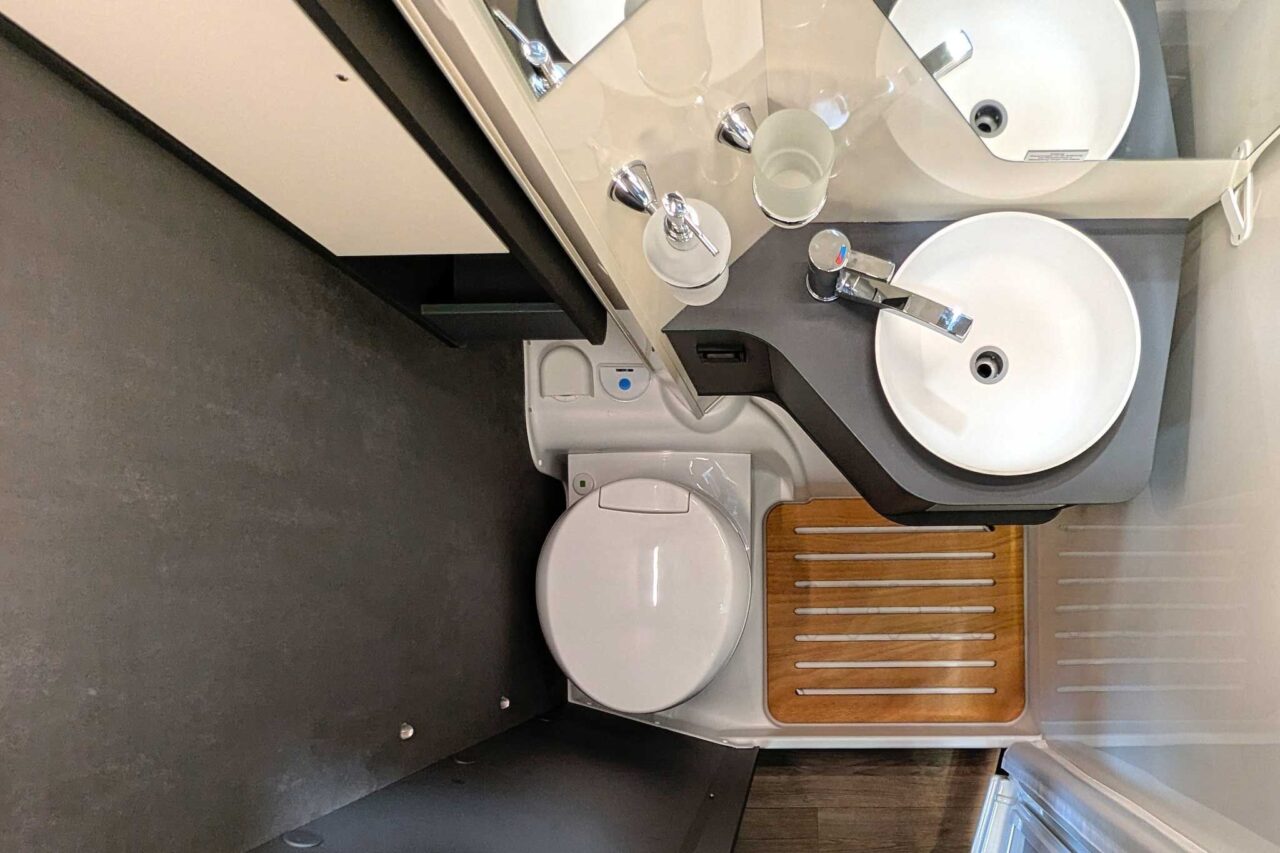 Neuheiten Caravan Salon 2024: Laika Kosmo L 105 - perfekte Kombination aus Kompaktheit und Komfort 4 laika kosmo l 105 caravan salon 2024 wc und bad