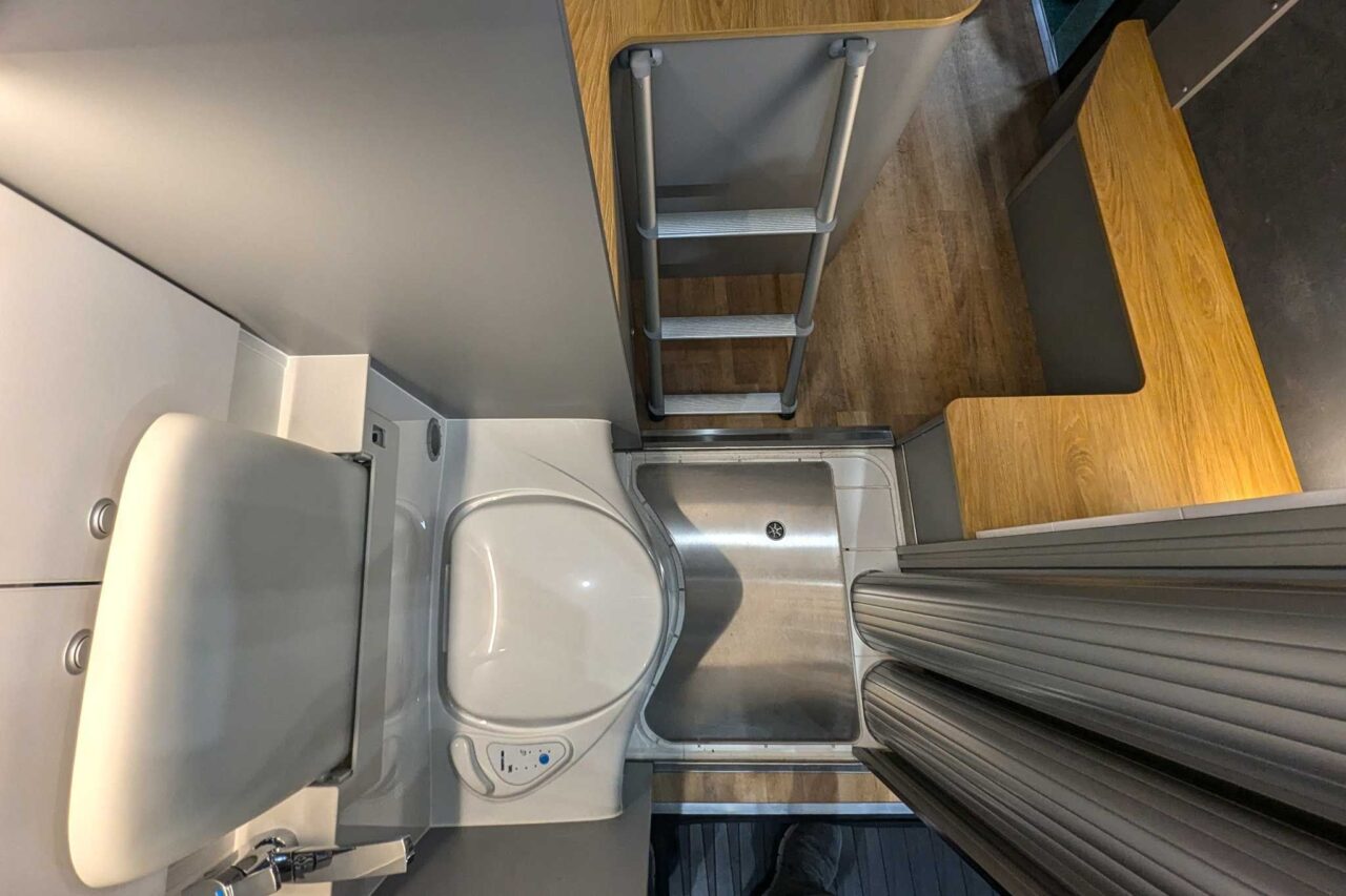 Matist Family L (2024) - Kreativer Ford Transit Camper für bis zu 5 Personen 2 matist family l caravan salon 2024 bad