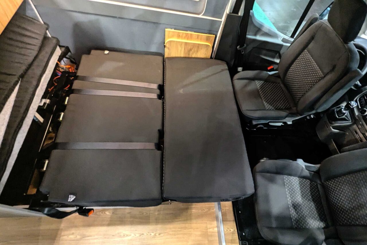 Matist Family L (2024) - Kreativer Ford Transit Camper für bis zu 5 Personen 4 matist family l caravan salon 2024 liegeflaeche
