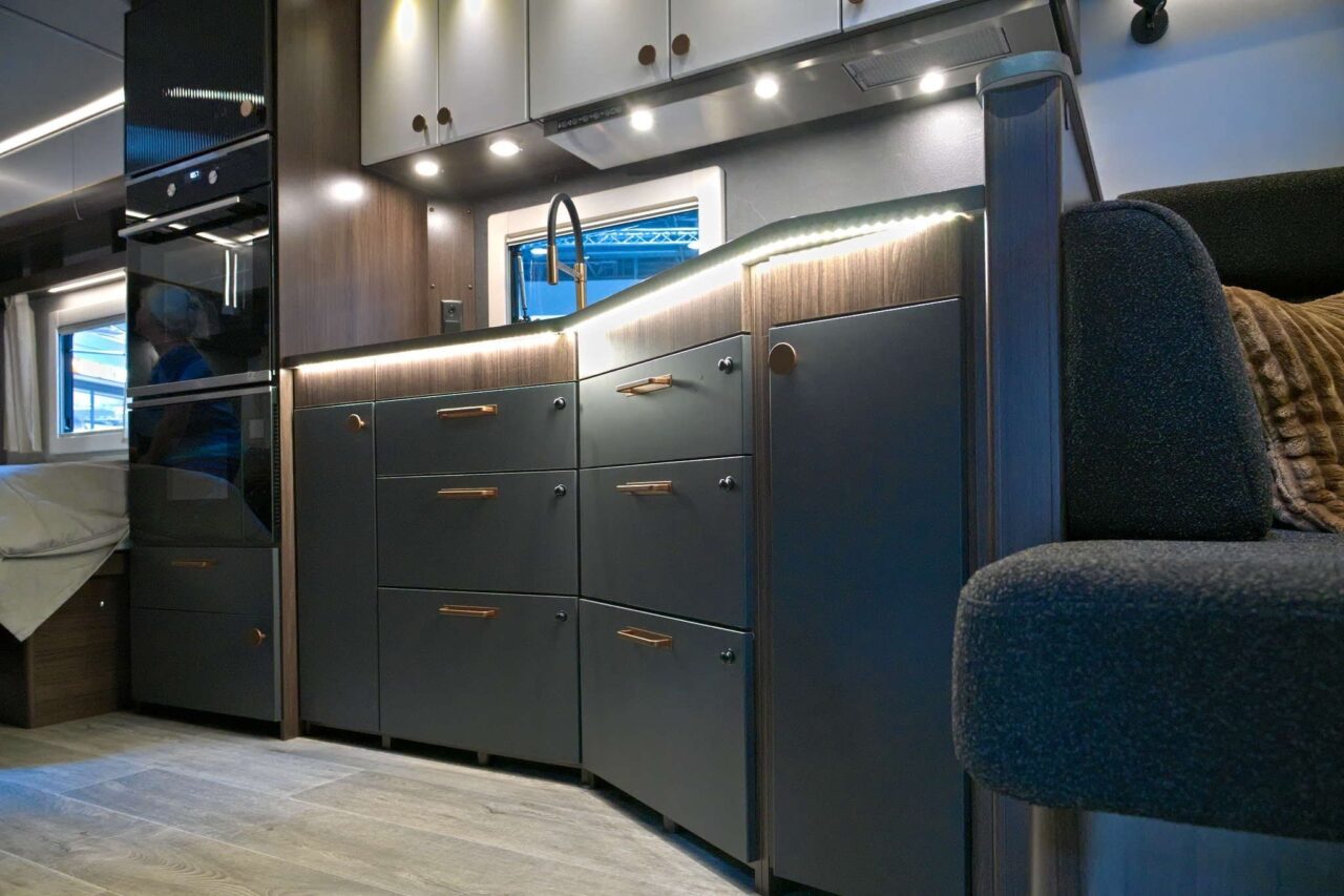 Polar Chimera 730 BSL - Wintertauglicher Premium-Wohnwagen für den Luxuscamper 2 polar chimera 730 bsl caravan salon 2024 kueche