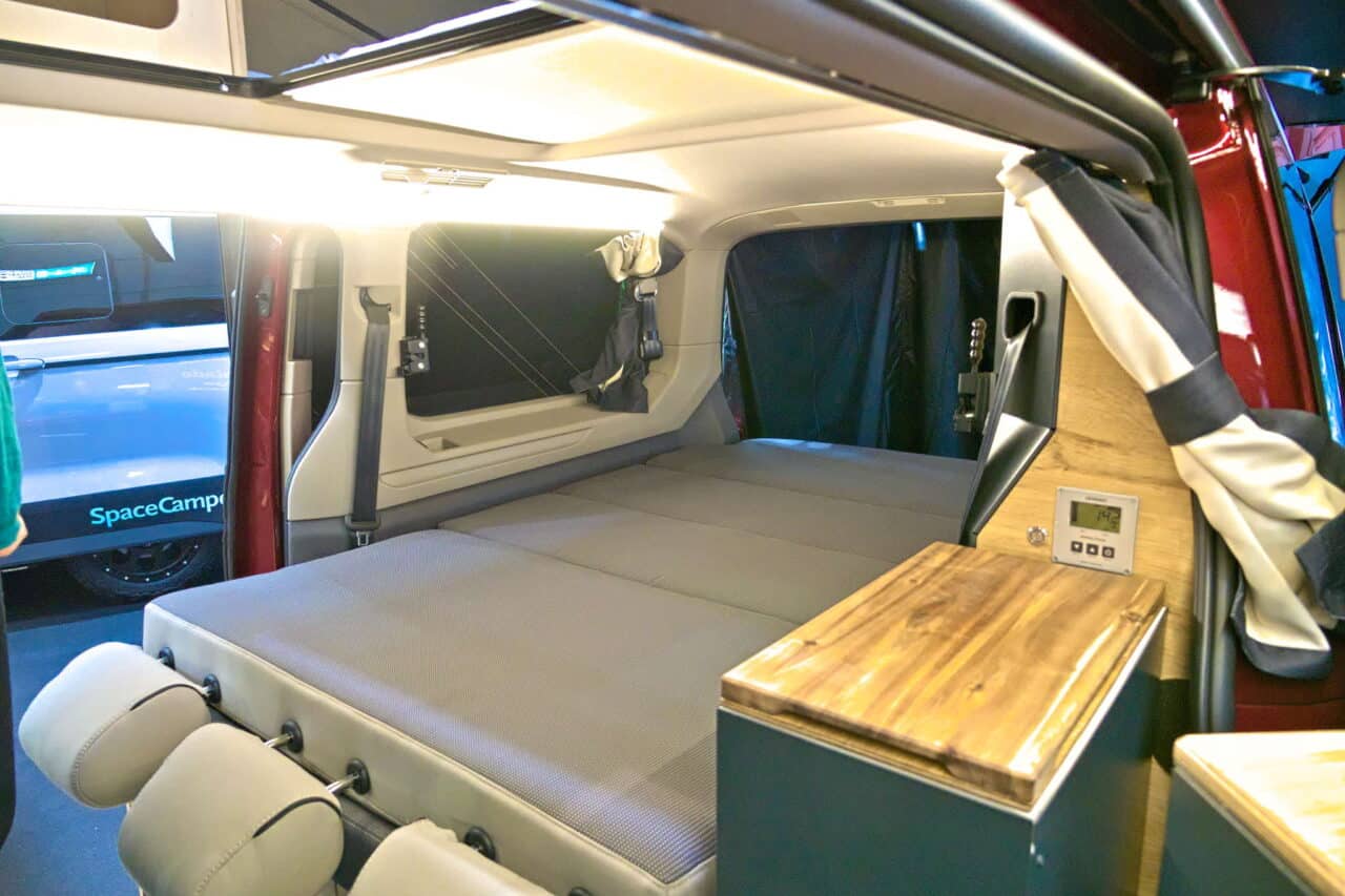 Nuevos productos 2024 de SpaceCamper: construcciones de tejado innovadoras y sistemas de ampliación modulares 6 spacecamper bett unten