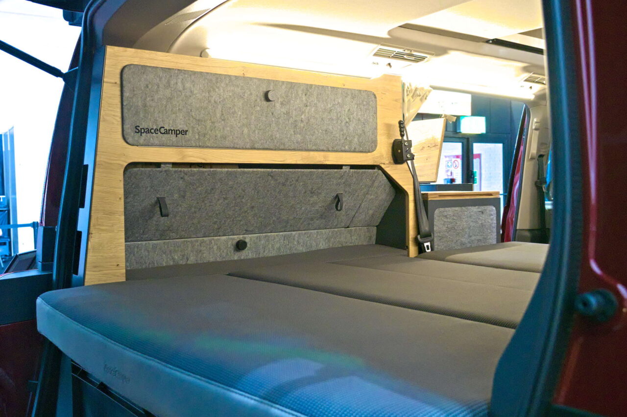 Neuheiten 2024 von SpaceCamper: Innovative Dachkonstruktionen und modulare Ausbausysteme 7 spacecamper unten schrank