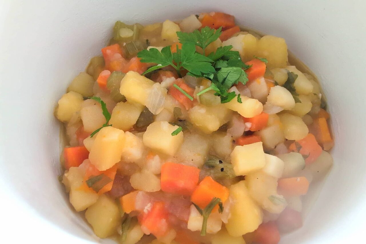 3 winterliche Campingrezepte – schnell und einfach nachkochen 1 camping rezepte eintopf kartoffeln moehren