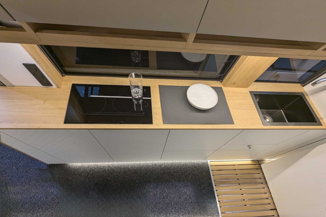 La Marca Joy Rider (2025) - Premium-Campingbus mit revolutionärem Raumkonzept 3 la marca joy rider kuechenzeile caravan salon 2024 c stefan blanz