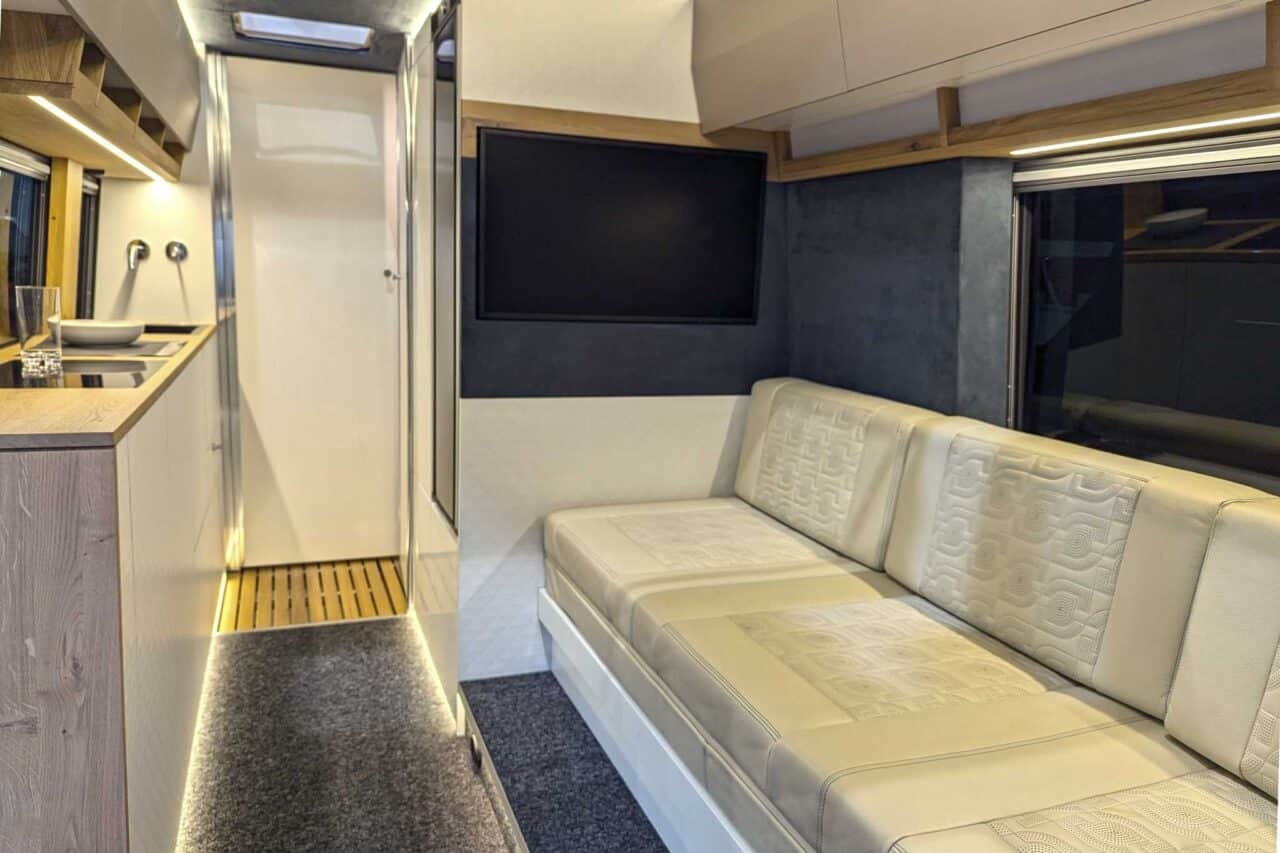 La Marca Joy Rider (2025) - Premium-Campingbus mit revolutionärem Raumkonzept 1 la marca joy rider sitzbank caravan salon 2024 c stefan blanz