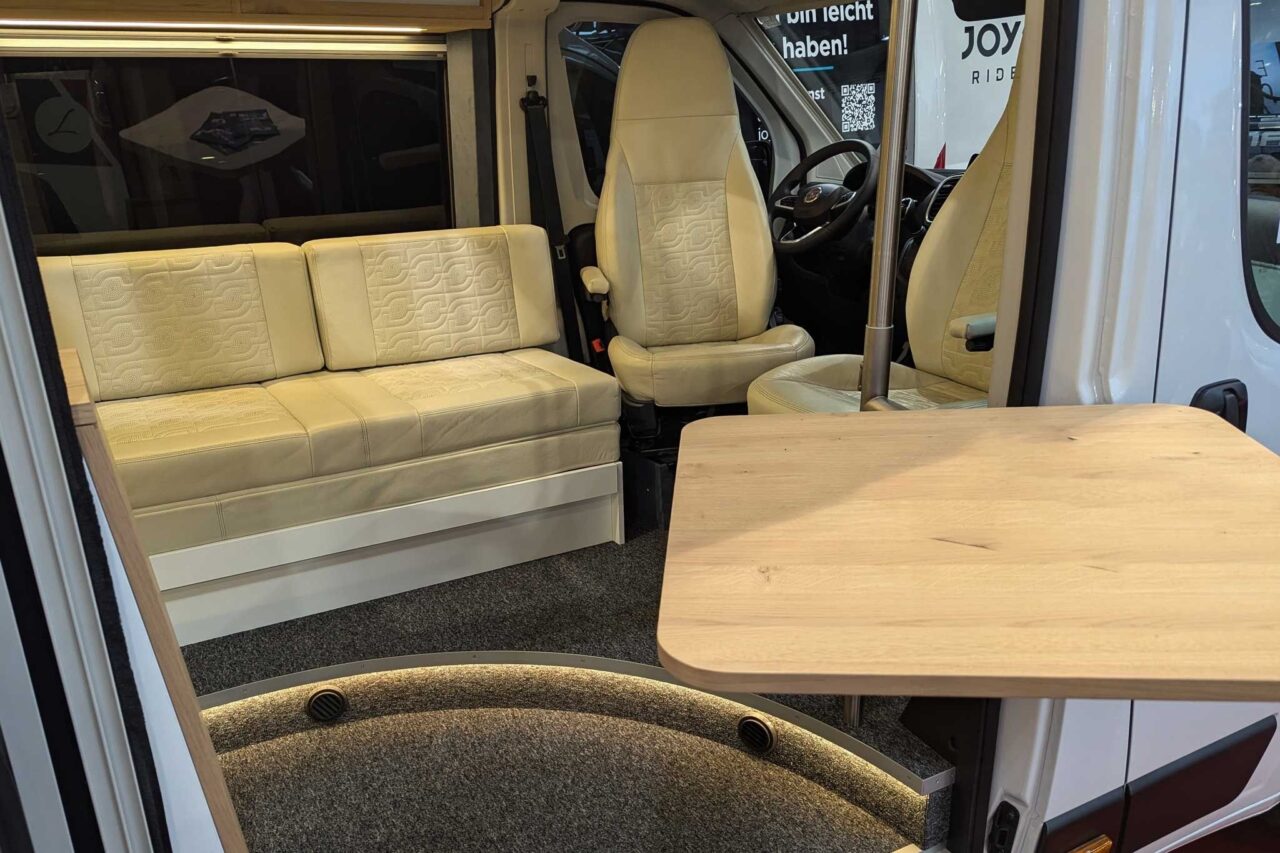 La Marca Joy Rider (2025) - Premium-Campingbus mit revolutionärem Raumkonzept 2 la marca joy rider sitzgruppe mit tisch caravan salon 2024 c stefan blanz