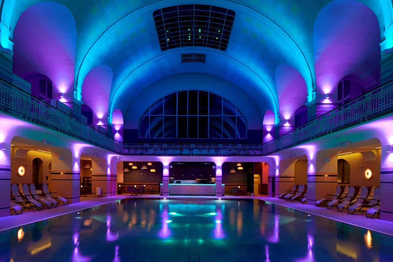 Wellness und Camping: Die besten Thermen in ganz Deutschland mit Campingplatz-Empfehlungen 114 b therme totale thermenbar tuerkis violett