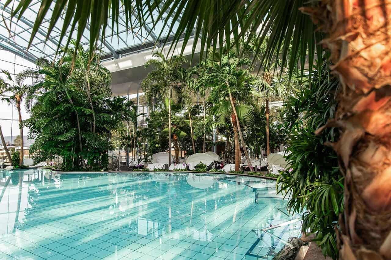 Wellness und Camping: Die besten Thermen in ganz Deutschland mit Campingplatz-Empfehlungen 19 badeparadies schwarzwald titsee palmenoase blaue lagune