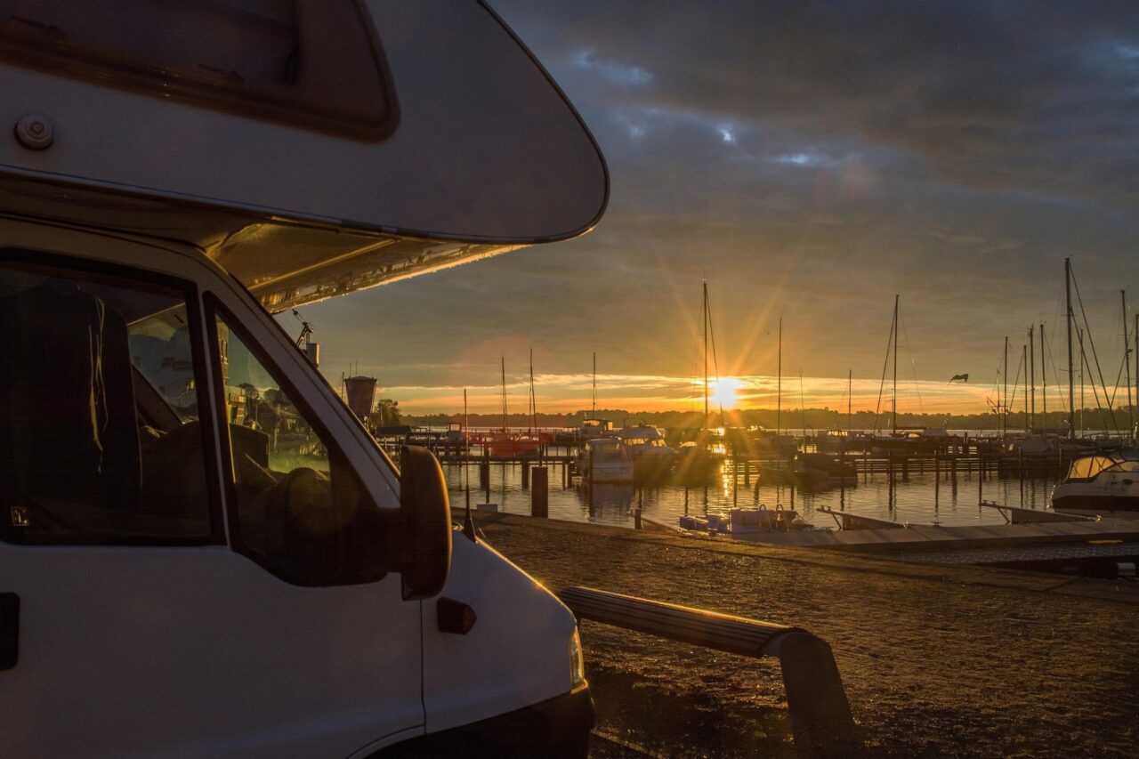 Camping Norddeutschland. Wohnmobil steht am Hafen in Schleswig-Holstein
