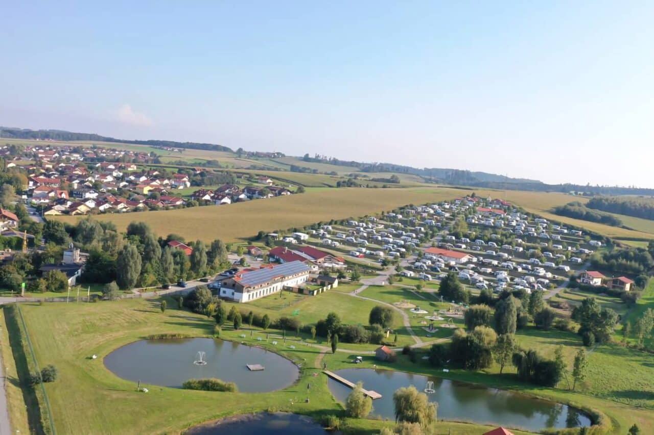 Vital CAMP Bayerbach in Bayern: Blick auf den Campingplatz und anliegende Seen