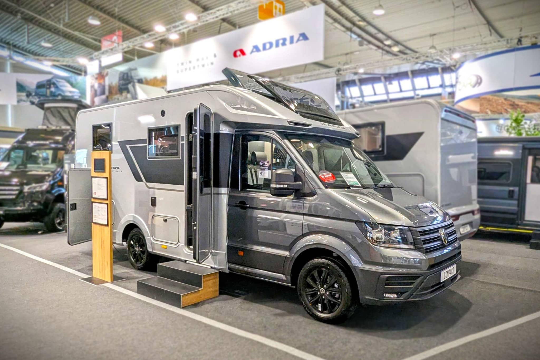 Adria Compact Max SL (2025) – Durchdachter Einzelbett-Grundriss auf VW Crafter Basis