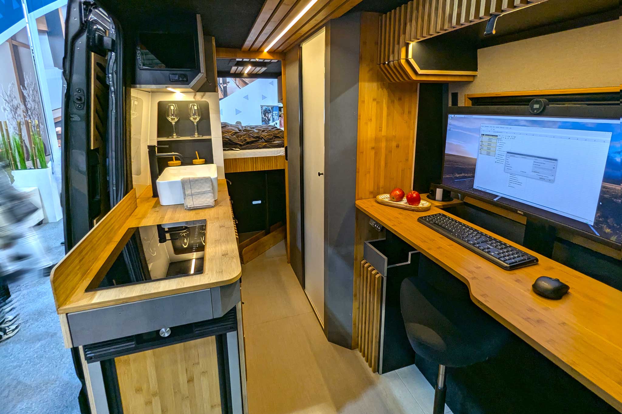 Alpine Cross Cabin Adventure Office (2025): komfortabler Camper mit umfangreicher Office-Ausstattung
