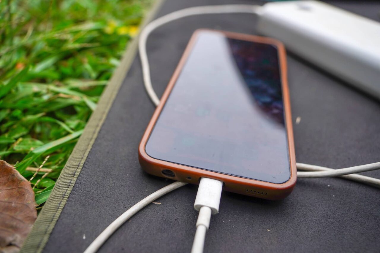 Tipps für die richtige Campingausrüstung: Was du fürs Zeltcamping wirklich brauchst 2 Smartphone laden beim Camping