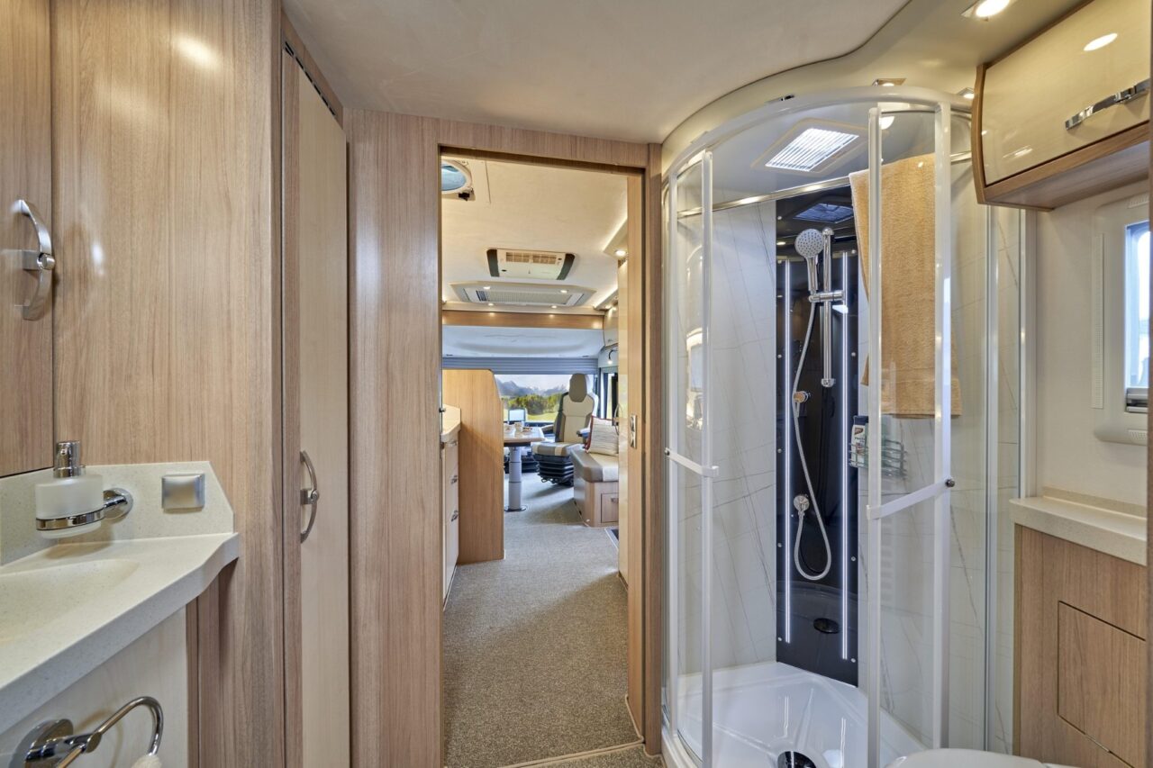 Innovatives Luxus-Wohnmobil: Phoenix präsentiert den Top-Liner 9000 BMLX 2 phoenix top liner aum dusche