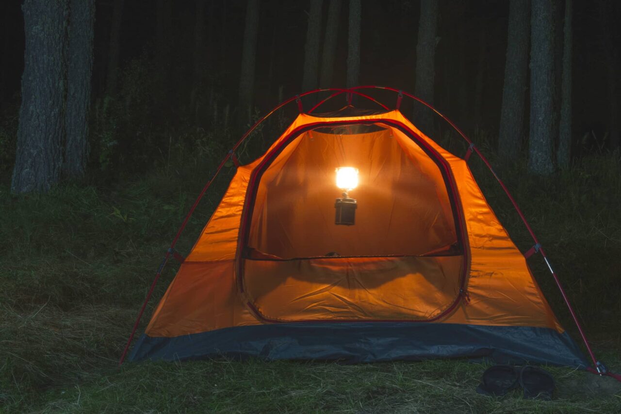 Tipps für die richtige Campingausrüstung: Was du fürs Zeltcamping wirklich brauchst 1 Zeltbeleuchtung bei Nacht