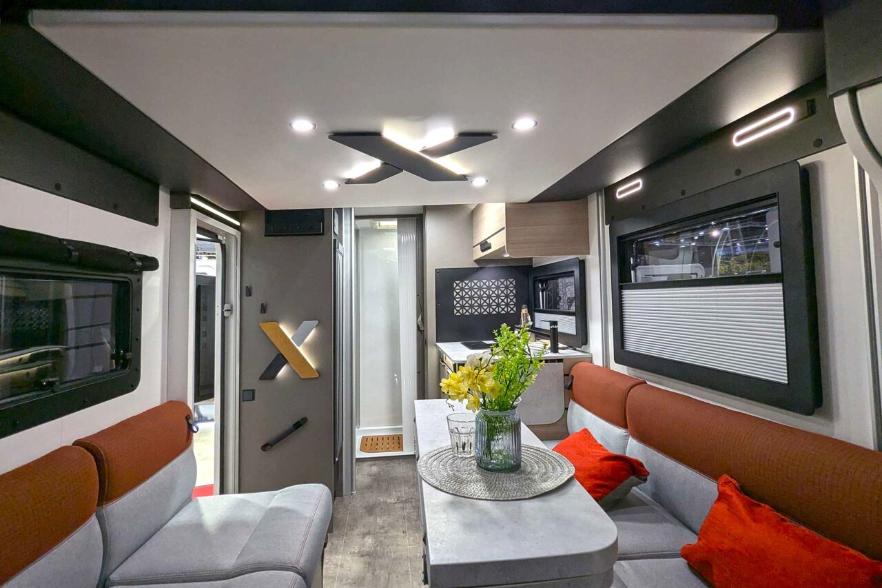 Challenger ElectriX X150 Interieur 1610