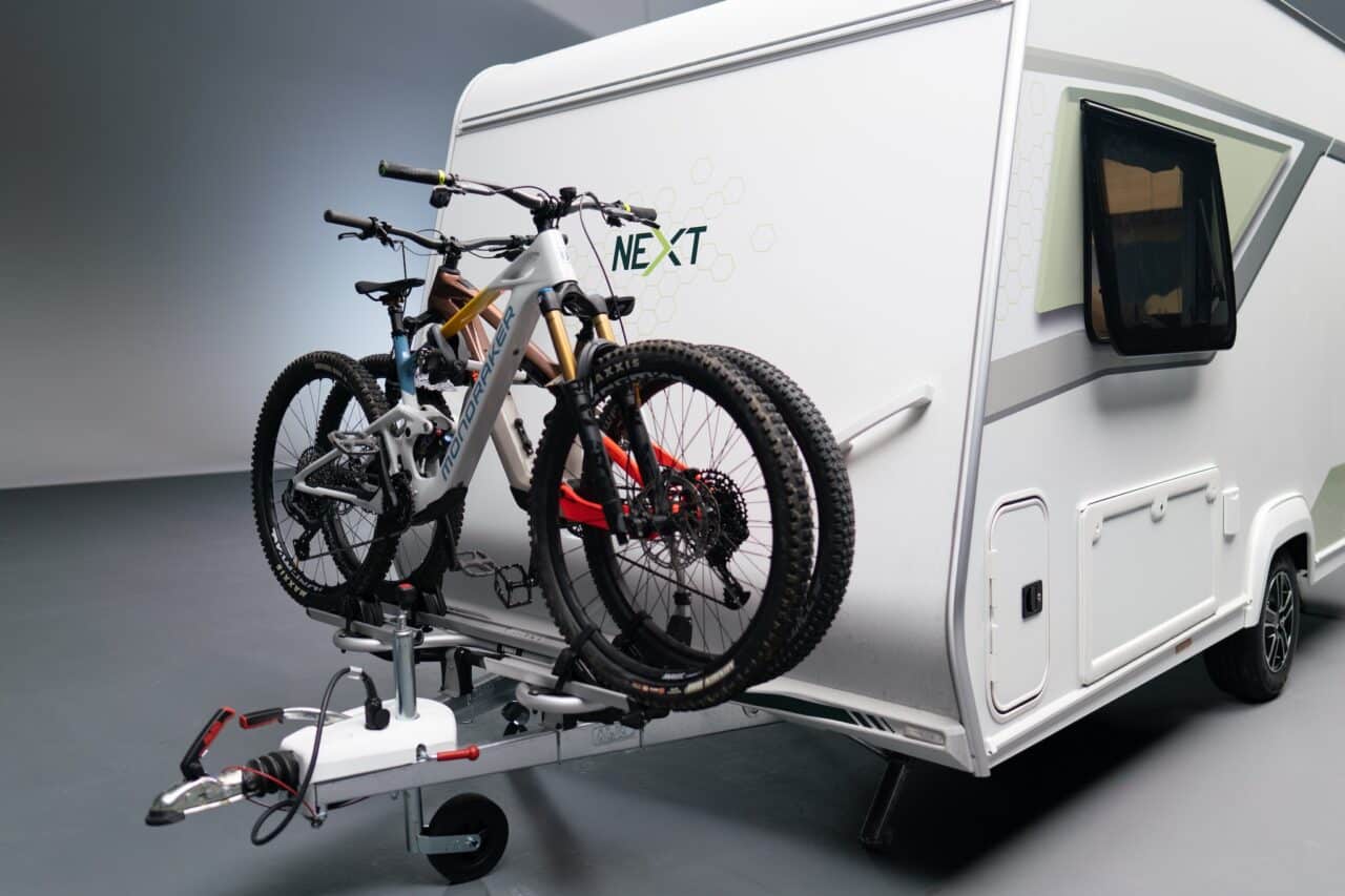 Next 380 mit Deichsel-Fahrradträger