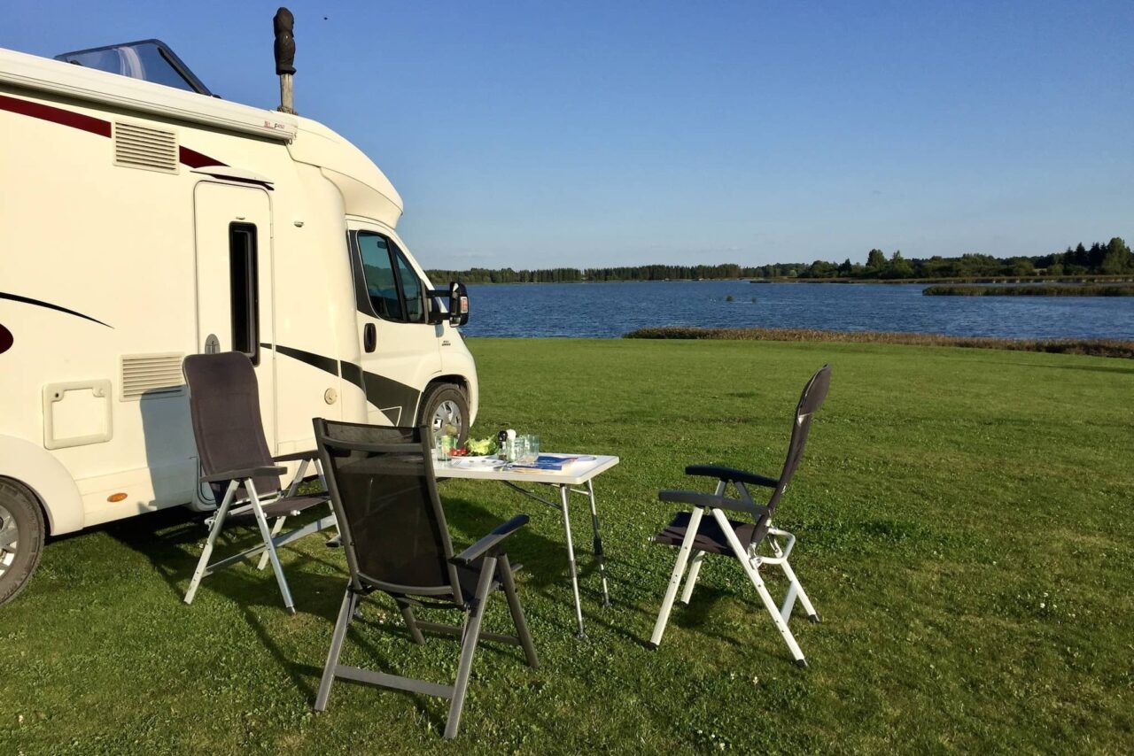 Sicherheit beim Camping mit Kindern am Wasser