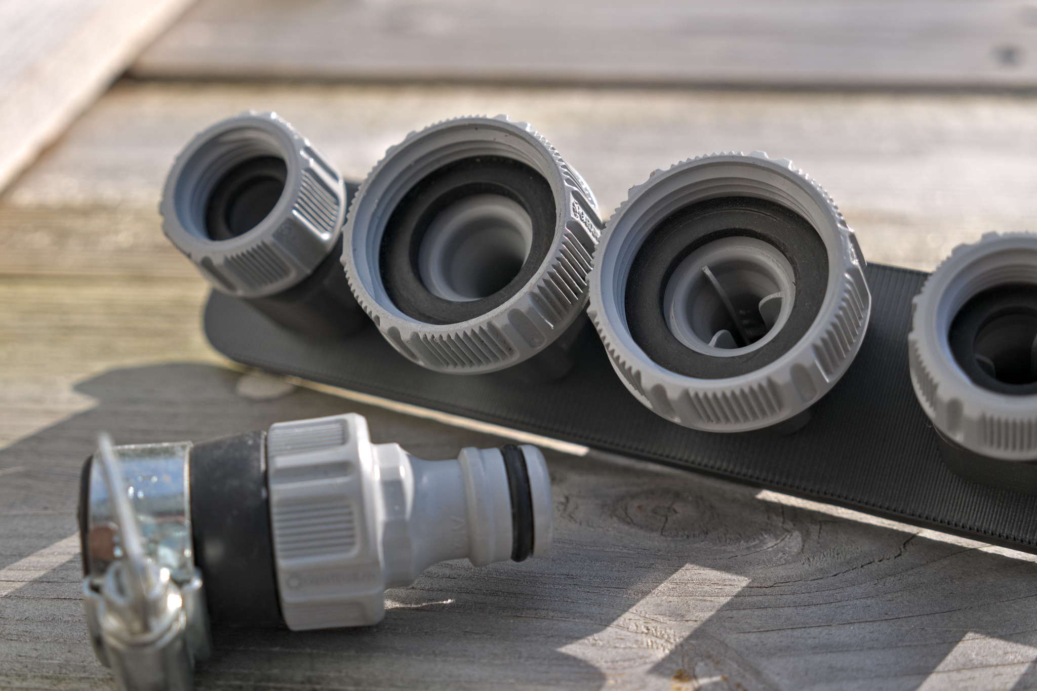 Mehr Ordnung beim Camping: Mit dieser Halterung hast du deine Wasserschlauch-Adapter immer griffbereit – jetzt 15% sparen!
