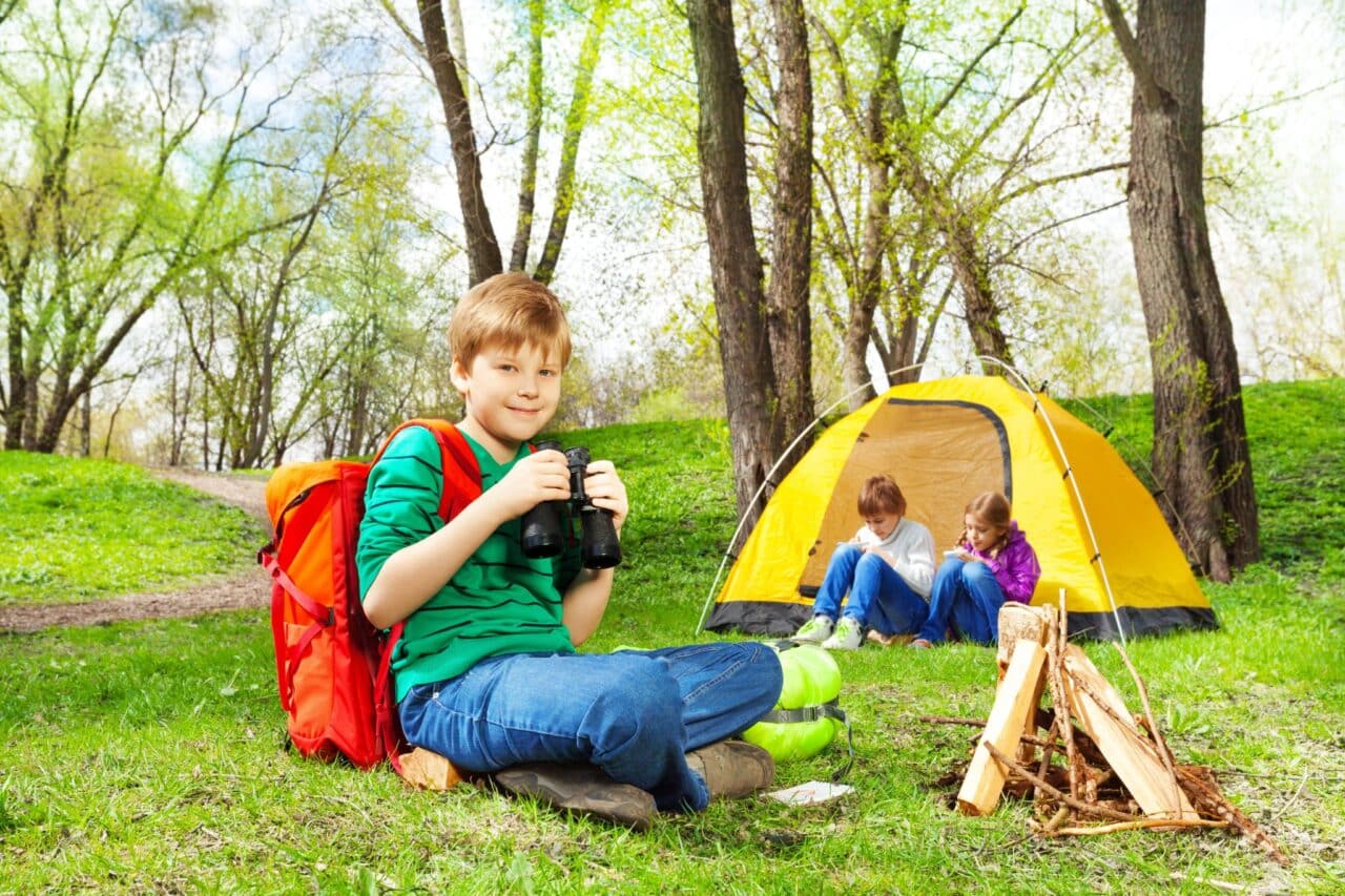 Kinder beim Camping im Zelt in der Natur