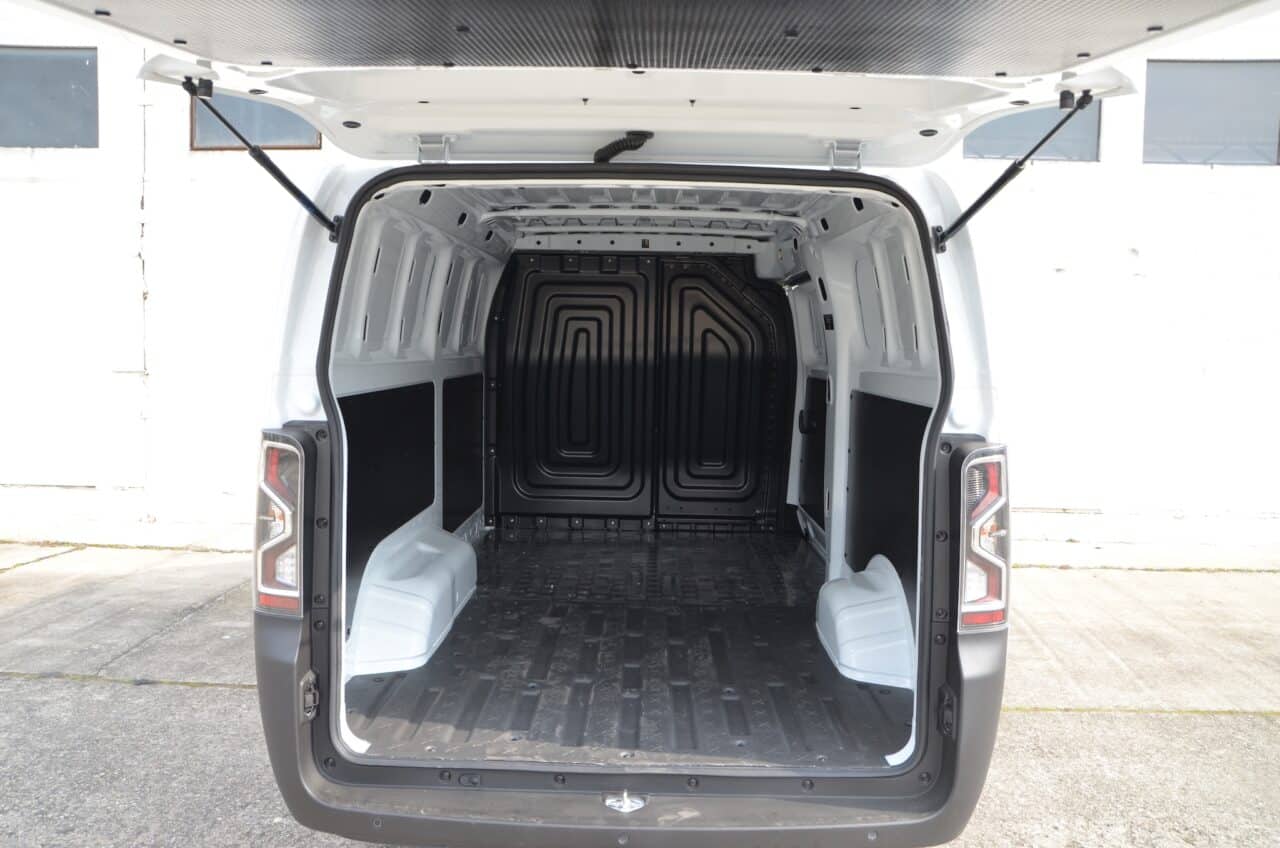 04 ARI 901 XL Laderaum Heckansicht