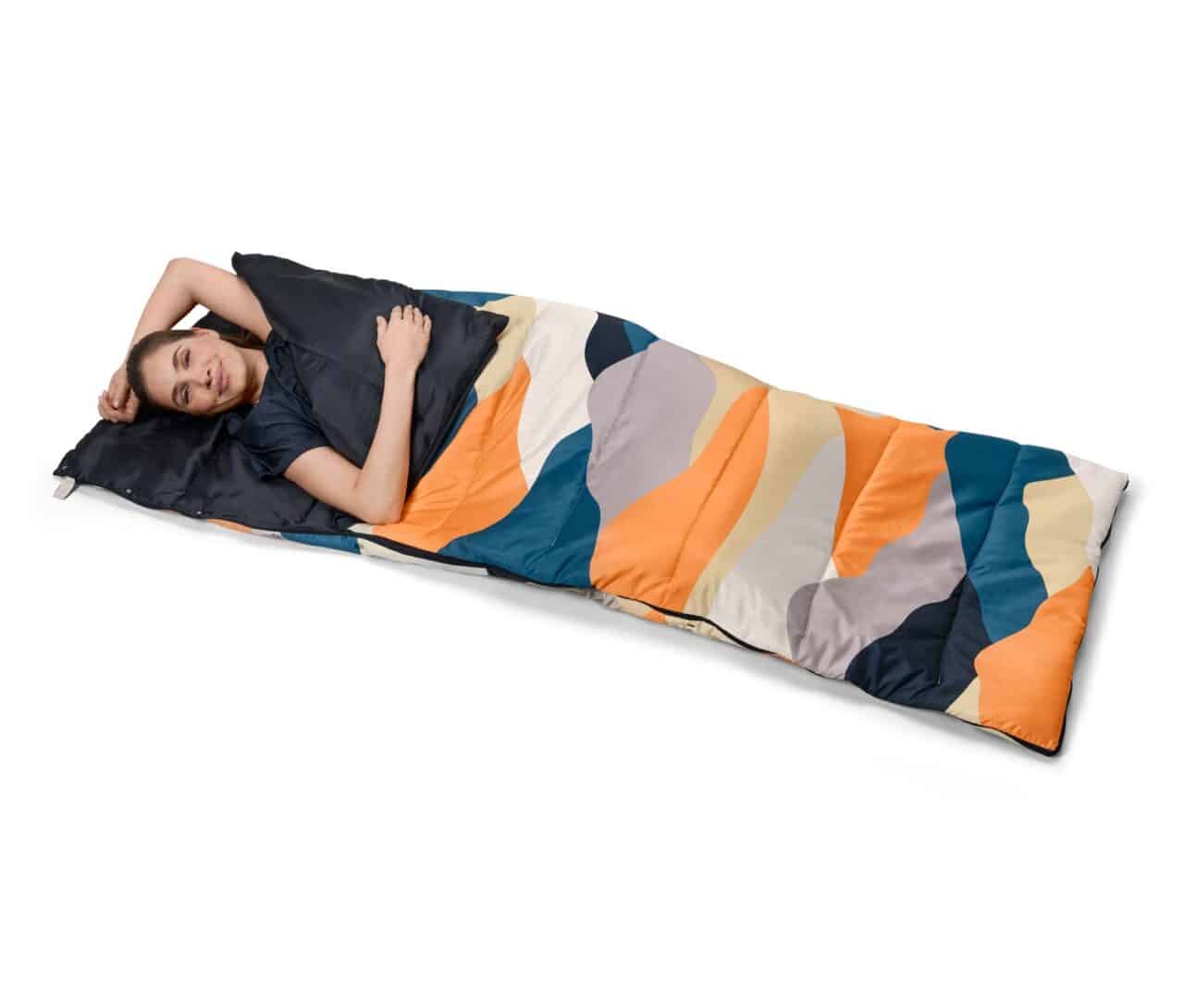 Gut schlafen beim Camping – Dieses praktische Camping-Zubehör sorgt für angenehmen Schlaf 2 Tchibo 4-in-1-Decken-Schlafsack