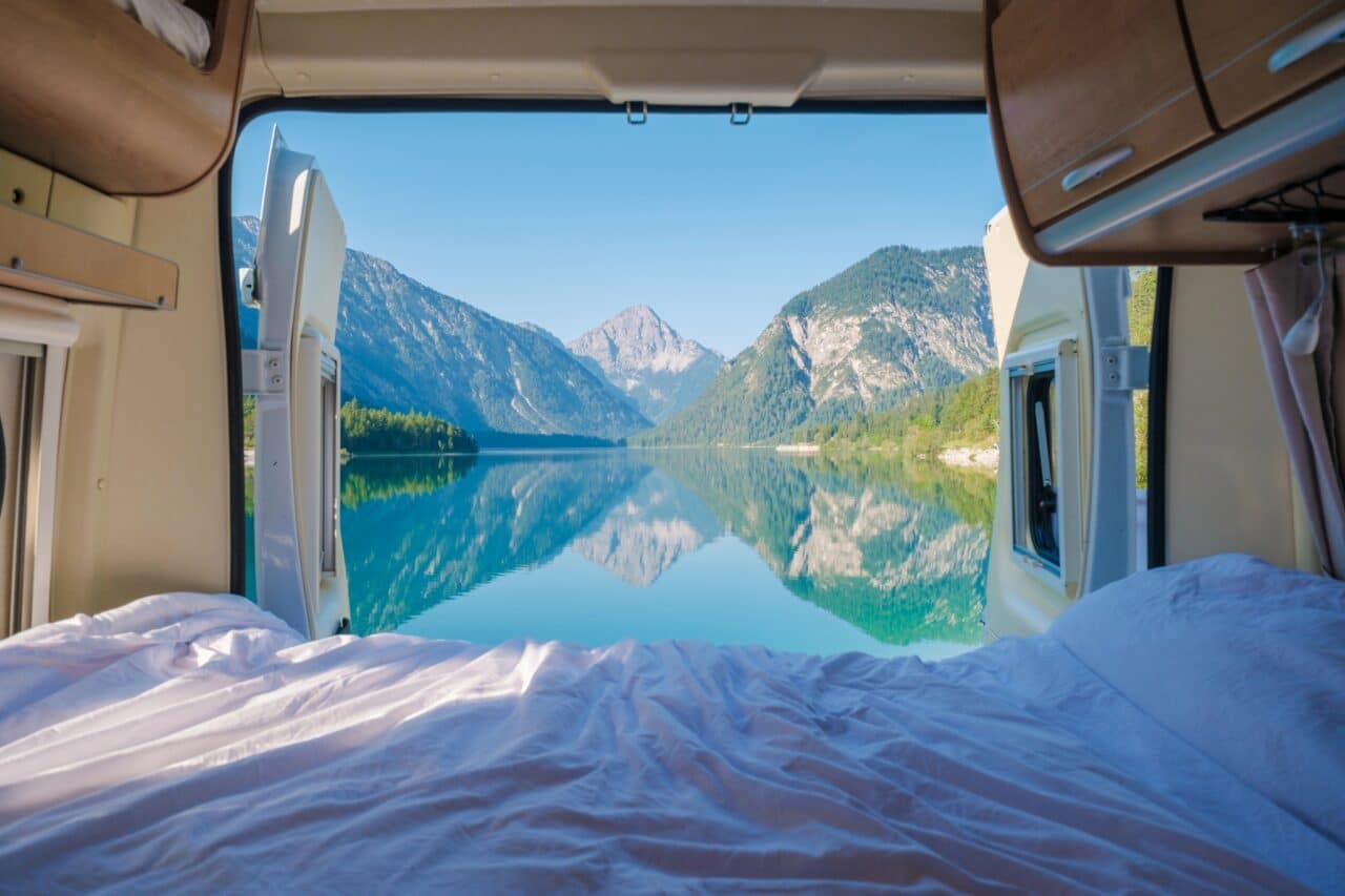 Camping Vanlife mit Ausblick auf Berge