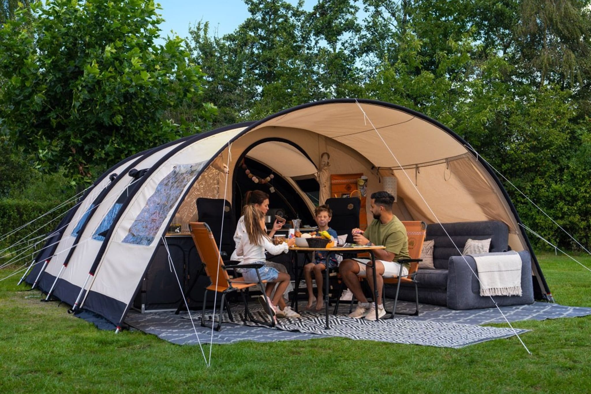Obelink Familia 6: Großzügiges Tunnelzelt fürs Camping mit der ganzen Familie jetzt 700 Euro günstiger!