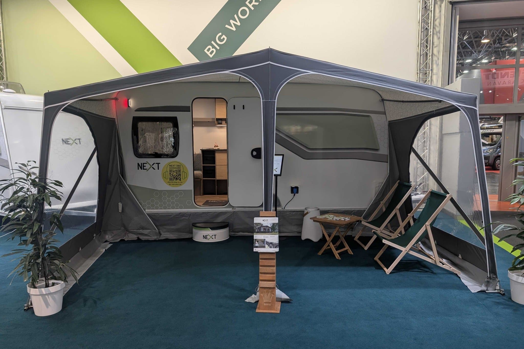 NEXT 380 mit Vorzelt